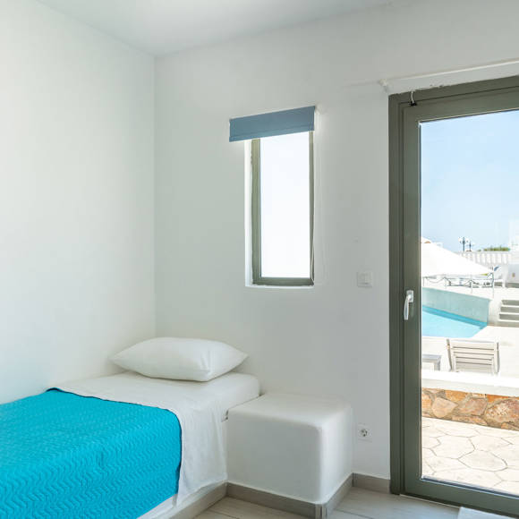 Omiros Hotel Santorini TRIPLE POOL VIEW 4